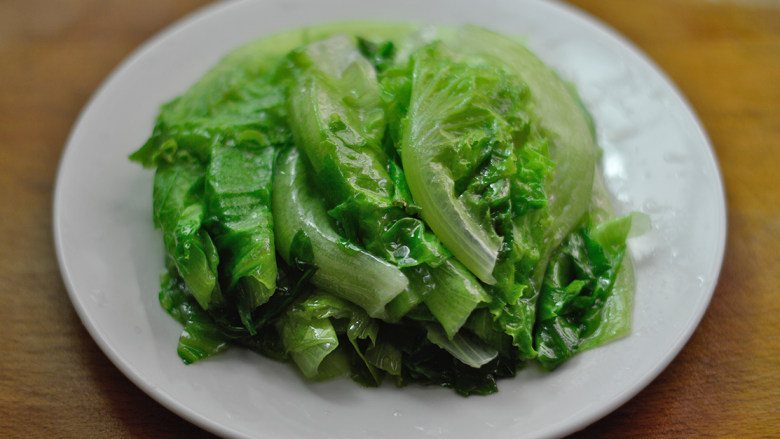 肉酱拌生菜,沥干水分后摆入盘中