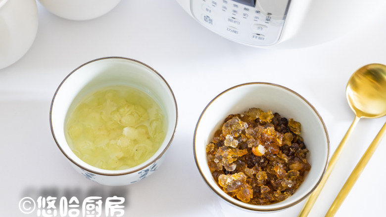 桃胶皂角米炖牛奶,浸泡后的皂角米膨胀的很大,而且很有黏性,桃胶浸泡后要去掉里面的杂质等,要彻底洗净。