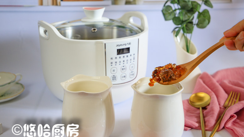 桃胶皂角米炖牛奶,洗净的桃胶放入九阳桃花盏中,桃花盏有2个小炖盅,一杯给小仙女,一杯给我自己喝,方便卫生。