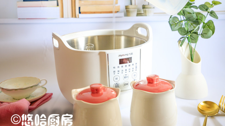 桃胶皂角米炖牛奶,桃花盏是隔水炖煮的电炖锅,所以要在炖锅中加入清水至刻度位置。