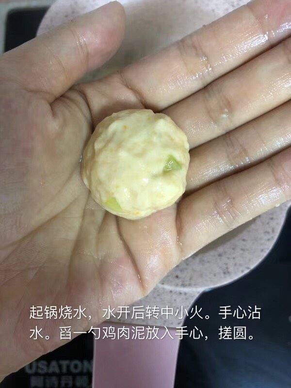 黄瓜小丸子,起锅烧水,水开后转中小火,手心沾水,舀一勺鸡肉泥放入手心,搓圆。