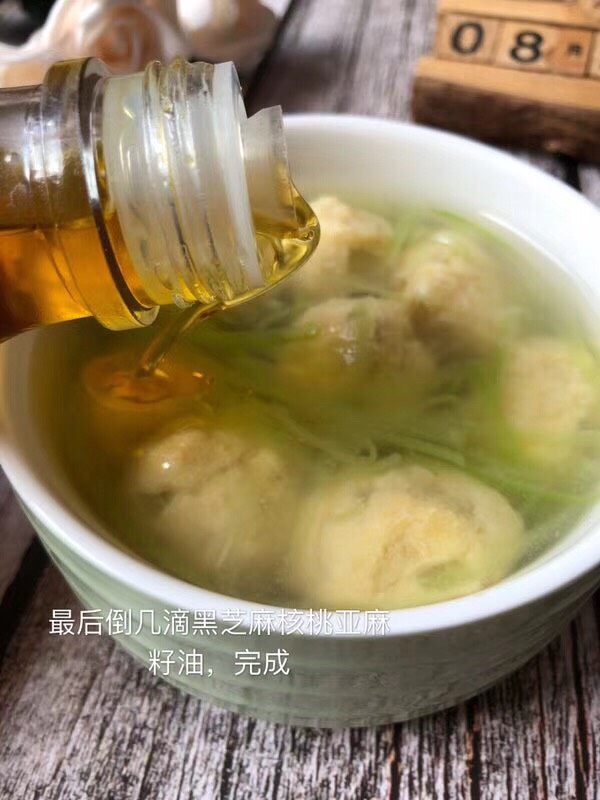 黄瓜小丸子,最后滴几滴黑芝麻核桃亚麻籽油,完成。