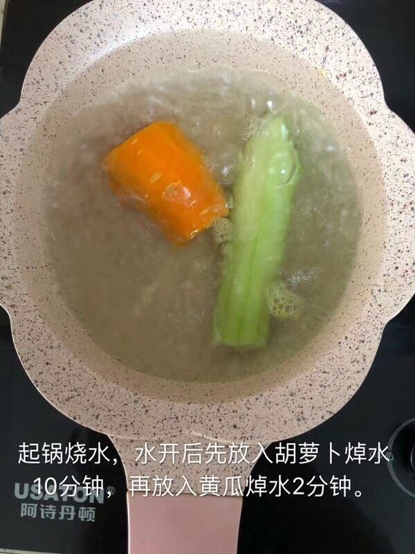 黄瓜小丸子,1、起锅烧水,水开后先放入胡萝卜焯水10分钟,再放入黄瓜焯水2分钟。