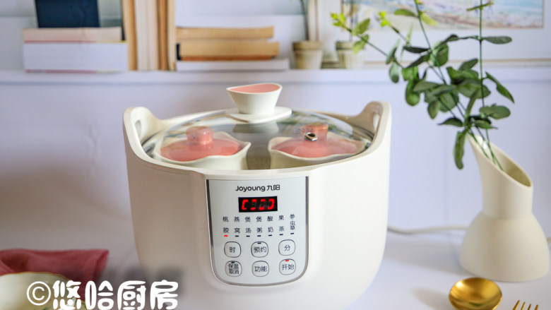 桃胶皂角米炖牛奶,选择桃胶功能,时间可以自行设定,桃胶、皂角米只有彻底炖透了,口感才软糯好吃,所以时间设定为2个小时,设定好时间后让其自行烹饪,无需看管。