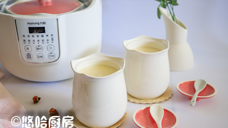 桃胶皂角米炖牛奶,离烹饪结束还有15分钟的时候,开盖分别在小炖盅中加入牛奶,盖好盖子继续炖煮至结束。炖好的桃胶非常软糯,口感老好了。