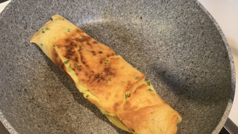 芝士肉松蛋饼,卷起来,对半切,出锅