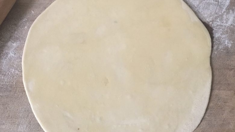 扯面,醒好的面擀成圆形,正反两面抹上食用油