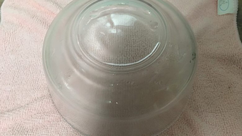 扯面,揉好的面用干净的百洁布盖上,然后再用碗压紧四周,醒面大概30分钟左右