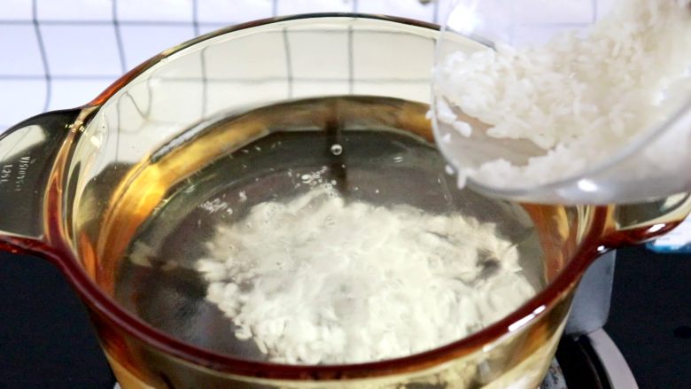 杂蔬肉松粥,大米倒在盛有干净清水的锅中
tips:我这里是冷水