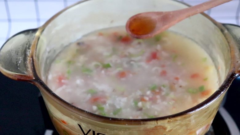 杂蔬肉松粥,加一小勺香油,搅拌均匀,出锅
tips:香油可以用核桃油,亚麻籽油等代替