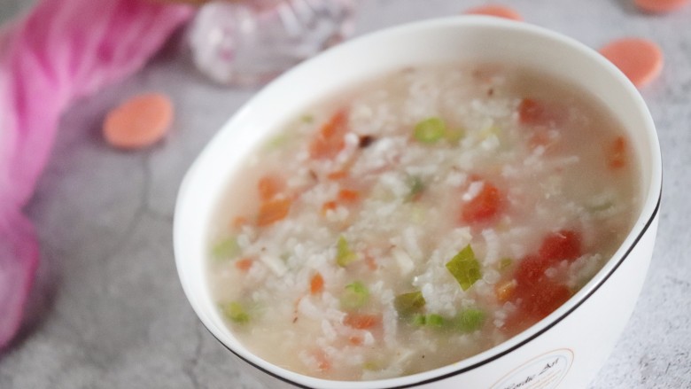 杂蔬肉松粥,一碗软软滑滑的粥就好了,对于小月龄的宝宝,真的是一款超级棒的辅食,全天的营养都在于它了。