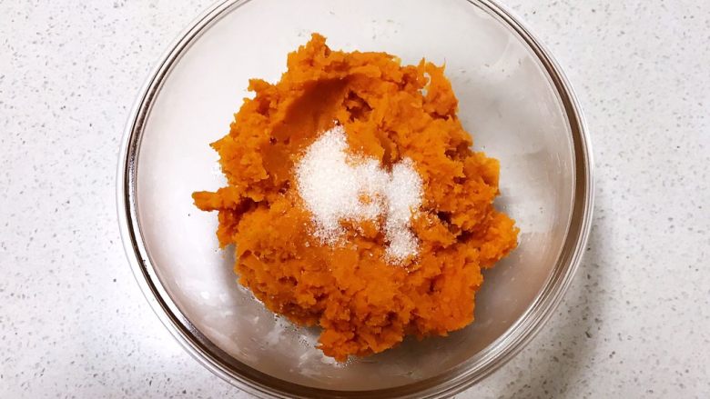 双色暑香汤圆,在蒸熟的红薯里面加入5克白砂糖,压成细腻的红薯泥
