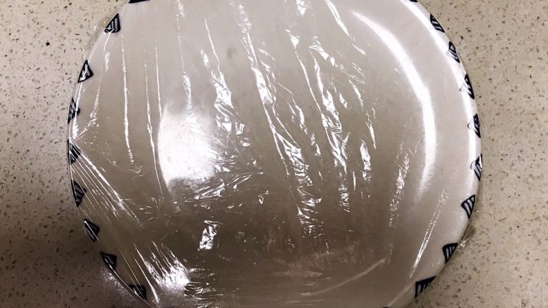 双色暑香汤圆,取一个盘子,上面铺一层保鲜膜,备用