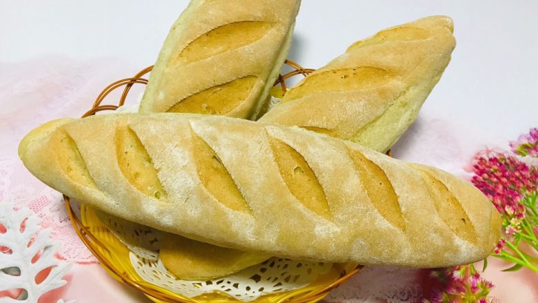 法式面包🥖,这款面包其特色是表皮松脆,内心柔软而稍具韧性,越嚼越香,充满浓郁的麦香味。