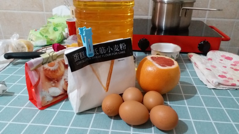 果味戚风,首先准备食材，个人认为不用占很多容器把他们都放容器里，因为挺不好刷的，我比较懒~