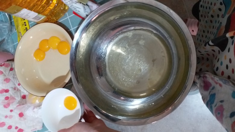 果味戚风,蛋清蛋黄分离,在碗里放一只蛋黄,如果你不小心蛋黄全散了,可以倒一点蛋黄液出来,只是为了催化<a style='color:red;display:inline-block;' href='/shicai/ 140122'>玉米油</a>和果汁的乳化。