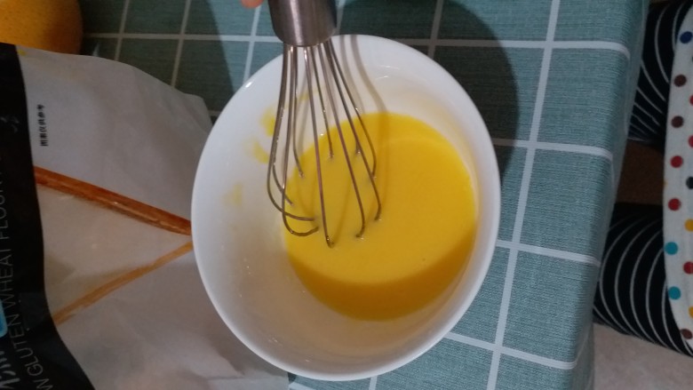 果味戚风,加8克西柚汁,20g玉米油,搅拌均匀。