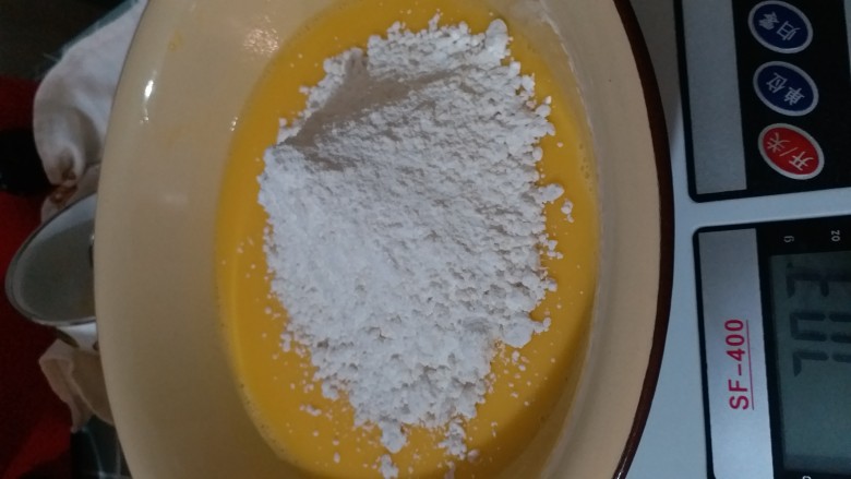 果味戚风,加入<a style='color:red;display:inline-block;' href='/shicai/ 548'>低筋面粉</a>,建议分两次,并且用切拌或翻拌的手法拌匀。之字形都可以,就是不要画圈,打出面筋就不好了。