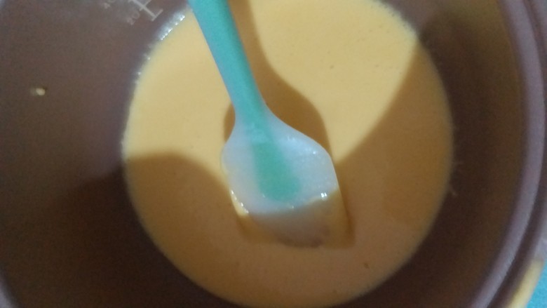 果味戚风,过一次筛更细腻,这时候你得到一盆蛋黄糊。