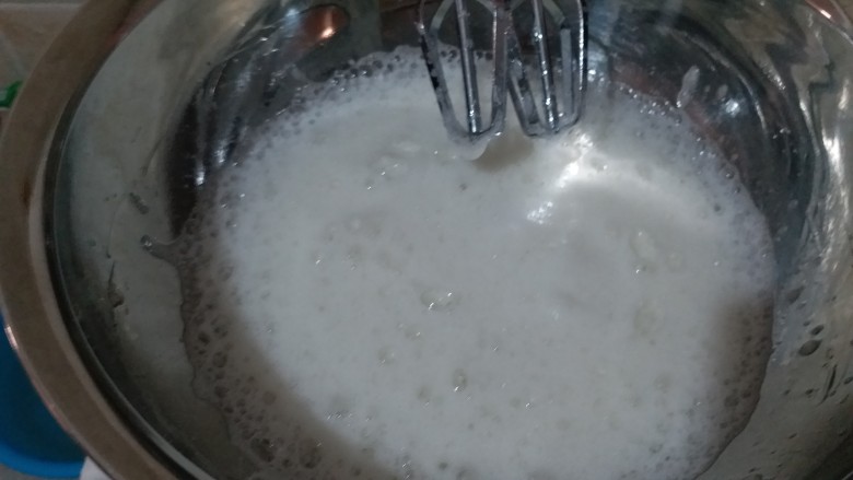果味戚风,蛋清加两滴西柚汁打成鱼眼状,如图