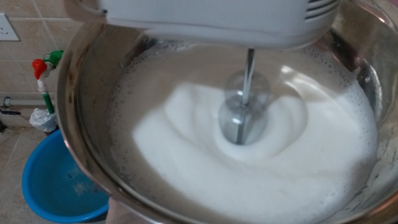 果味戚风,加四分之一的糖,打成大泡沫状,如图。