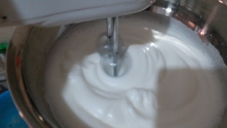 果味戚风,继续四分之一的糖打成细泡沫状,最后加四分之一的糖打成纹路状。
