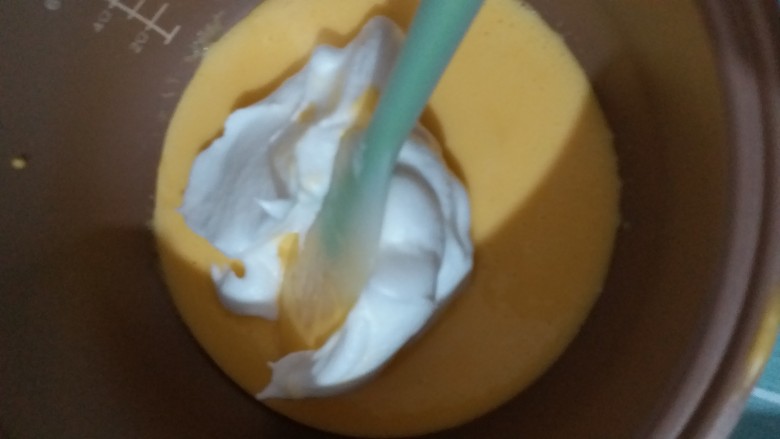 果味戚风,取三分之一蛋清与蛋黄糊混合,此时将烤箱预热。