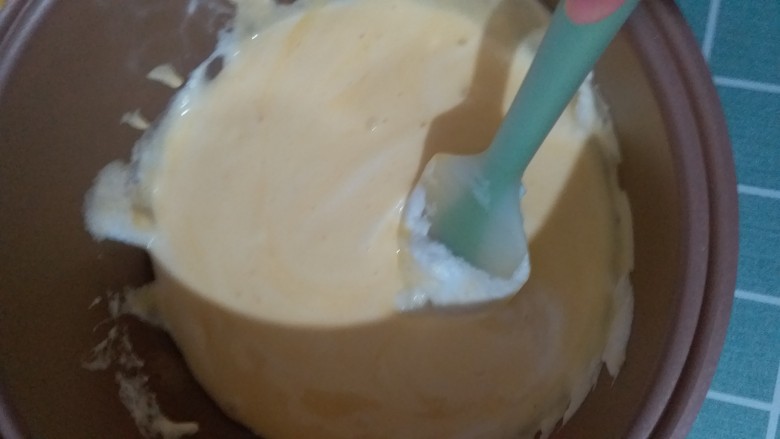 果味戚风,混合也是用切拌,避免打出面筋