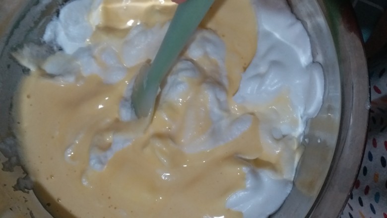 果味戚风,倒进整个蛋白糊中,切拌均匀。