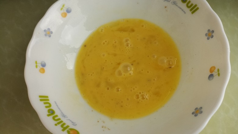 炒鸡蛋,搅拌均匀