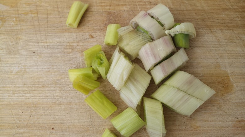 炒鸡蛋,切成葱花