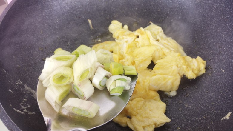 炒鸡蛋,鸡蛋炒熟，加入葱花