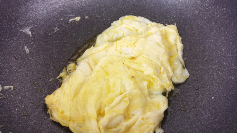 炒鸡蛋,小火翻炒