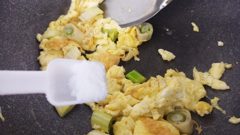 炒鸡蛋,再翻炒，加一勺<a style='color:red;display:inline-block;' href='/shicai/ 10588'>糖</a>