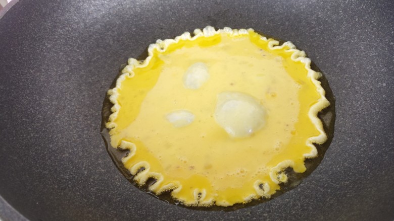炒鸡蛋,鸡蛋液倒入锅内
