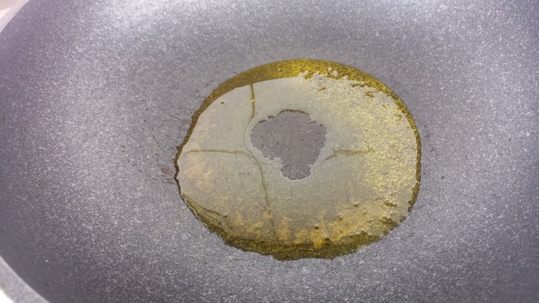 炒鸡蛋,锅里热油