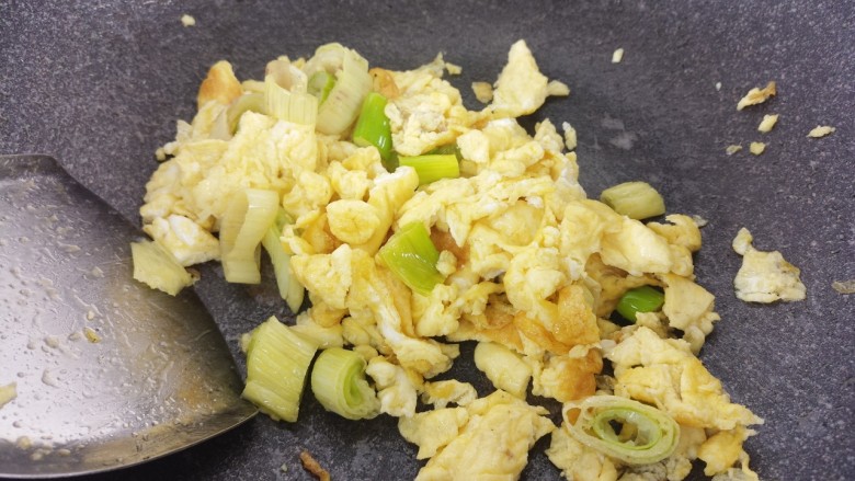 炒鸡蛋,再次翻炒均匀