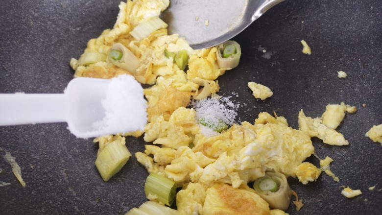 炒鸡蛋,再加一勺盐