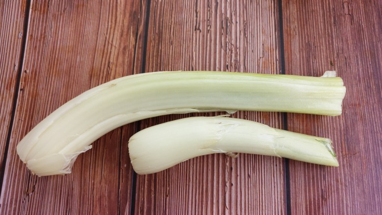 炒鸡蛋,准备一根<a style='color:red;display:inline-block;' href='/shicai/ 3250'>葱</a>