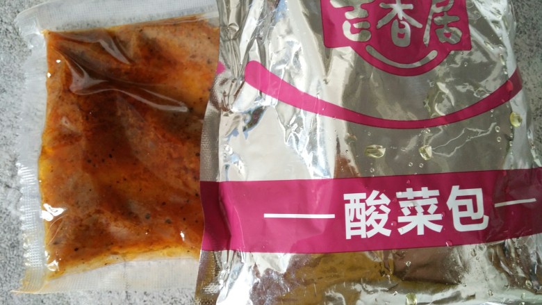 快手酸菜鱼,里面有酸菜包,酱料包,还有腌料包