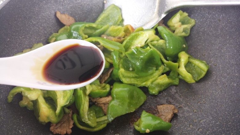 辣椒炒肉,翻炒,再加一勺生抽