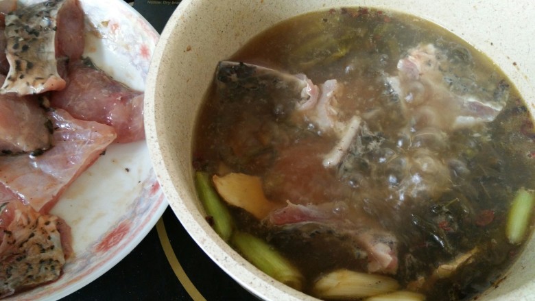 快手酸菜鱼,水一定要多加,鱼肉多的话会没不过来