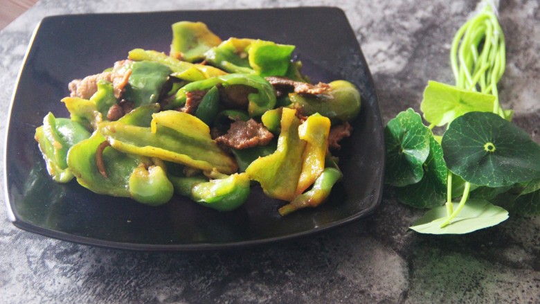 辣椒炒肉,翻炒均匀,出锅装盘