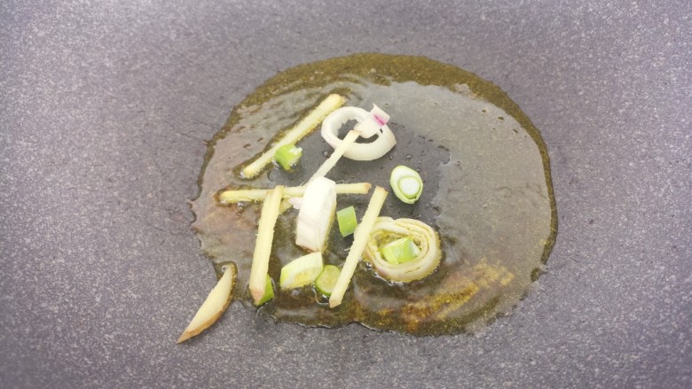 家常美味炒西葫芦,然后锅里热油,葱姜爆香