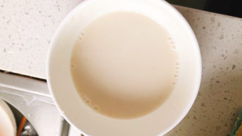 糖醋排骨,取少许淀粉,加入100毫升水,搅拌,稍后勾芡用。