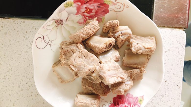 糖醋排骨,煮好后,捞起装盘备用。