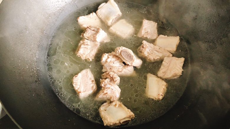 糖醋排骨,盖上锅盖继续大火煮18分钟,将肋排煮嫩。