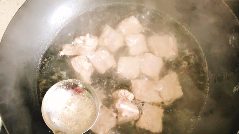 糖醋排骨,水再次煮开1分钟后,捞去表面浮沫。