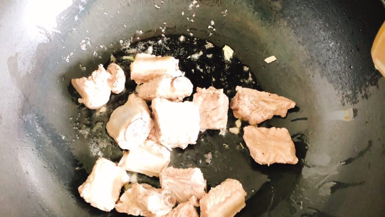 糖醋排骨,倒入排骨翻炒2分钟。