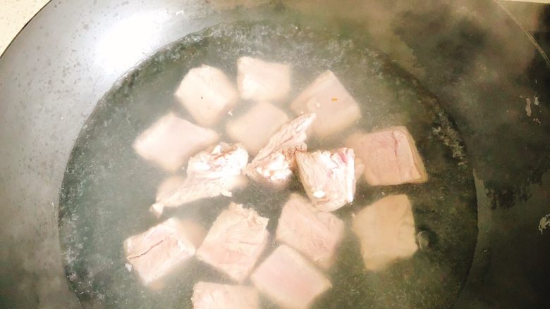 糖醋排骨,锅里水烧开,倒入肋排。